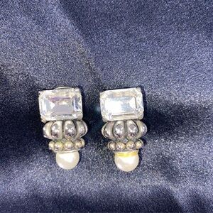 Vintage Silver Tone Pronged
Rhinestone‎ Faux Pearl Clip On
Earrings